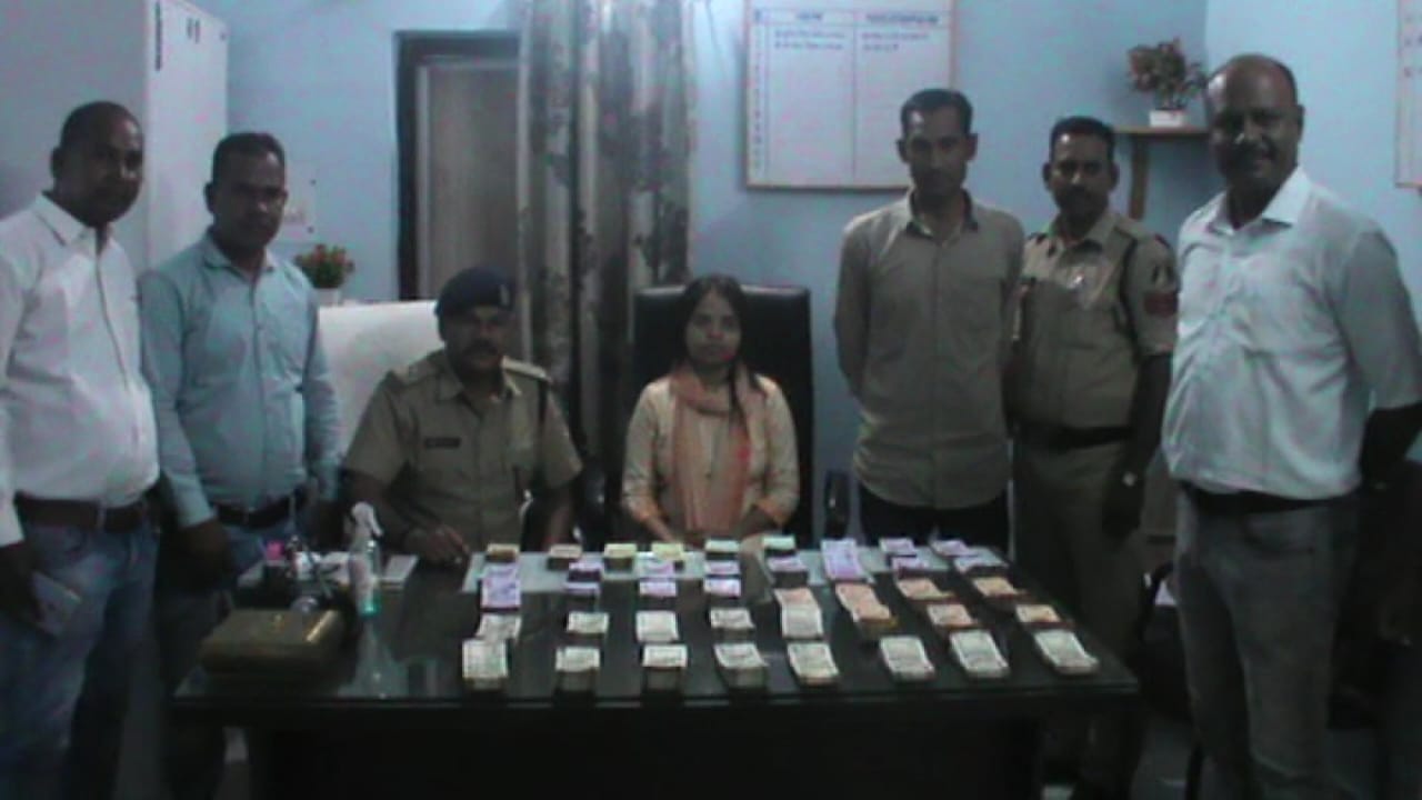 बरेला चेक पोस्ट पर चेकिंग के दौरान वाहन से 8 लाख 91 हजार रूपये जब्त बरेला चेक पोस्ट पर चेकिंग के दौरान वाहन से 8 लाख 91 हजार रूपये जब्त