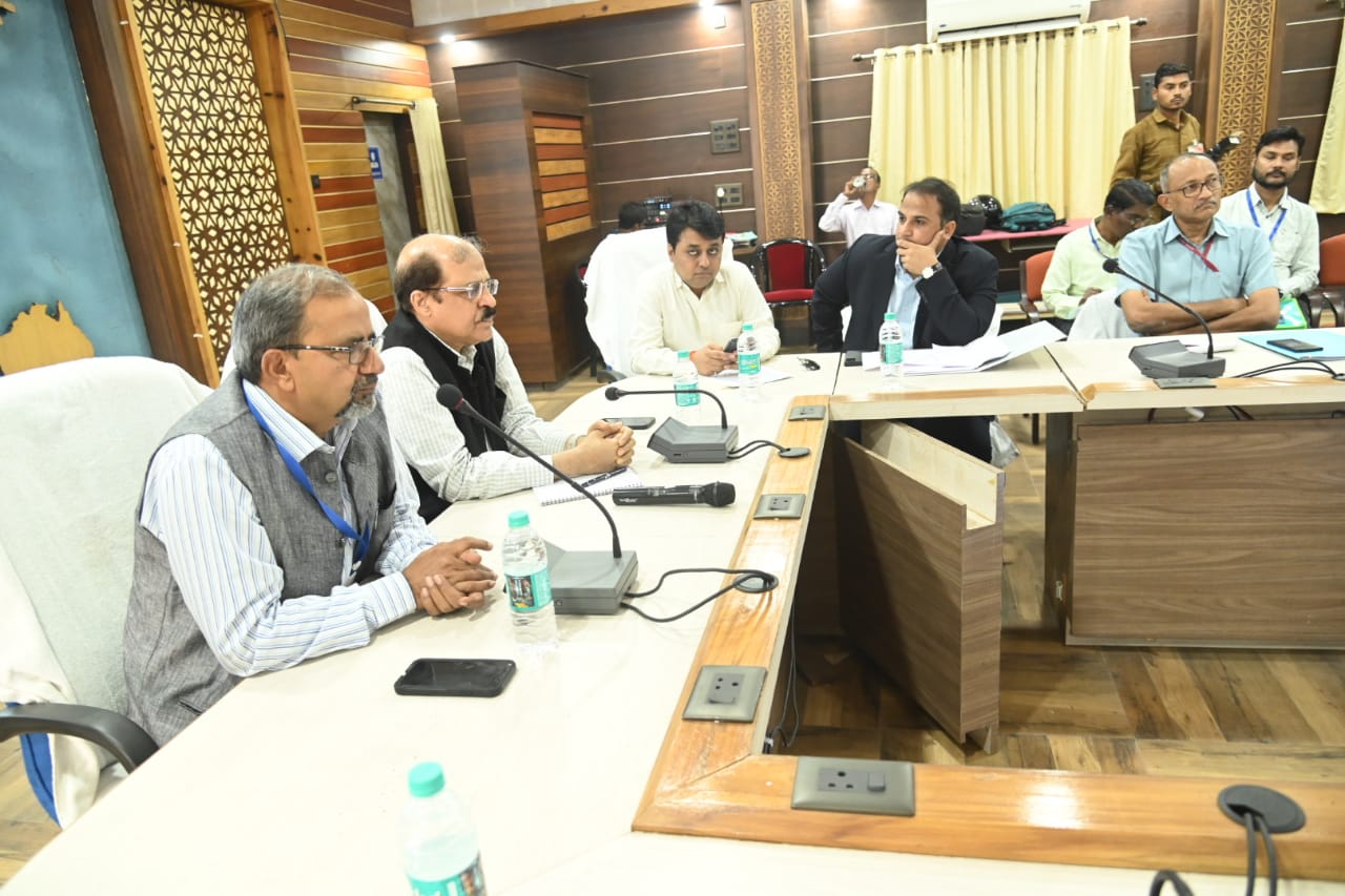 सेंट्रल ऑर्ब्जवरों ने की निर्वाचन तैयारियों की समीक्षा सेंट्रल ऑर्ब्जवरों ने की निर्वाचन तैयारियों की समीक्षा