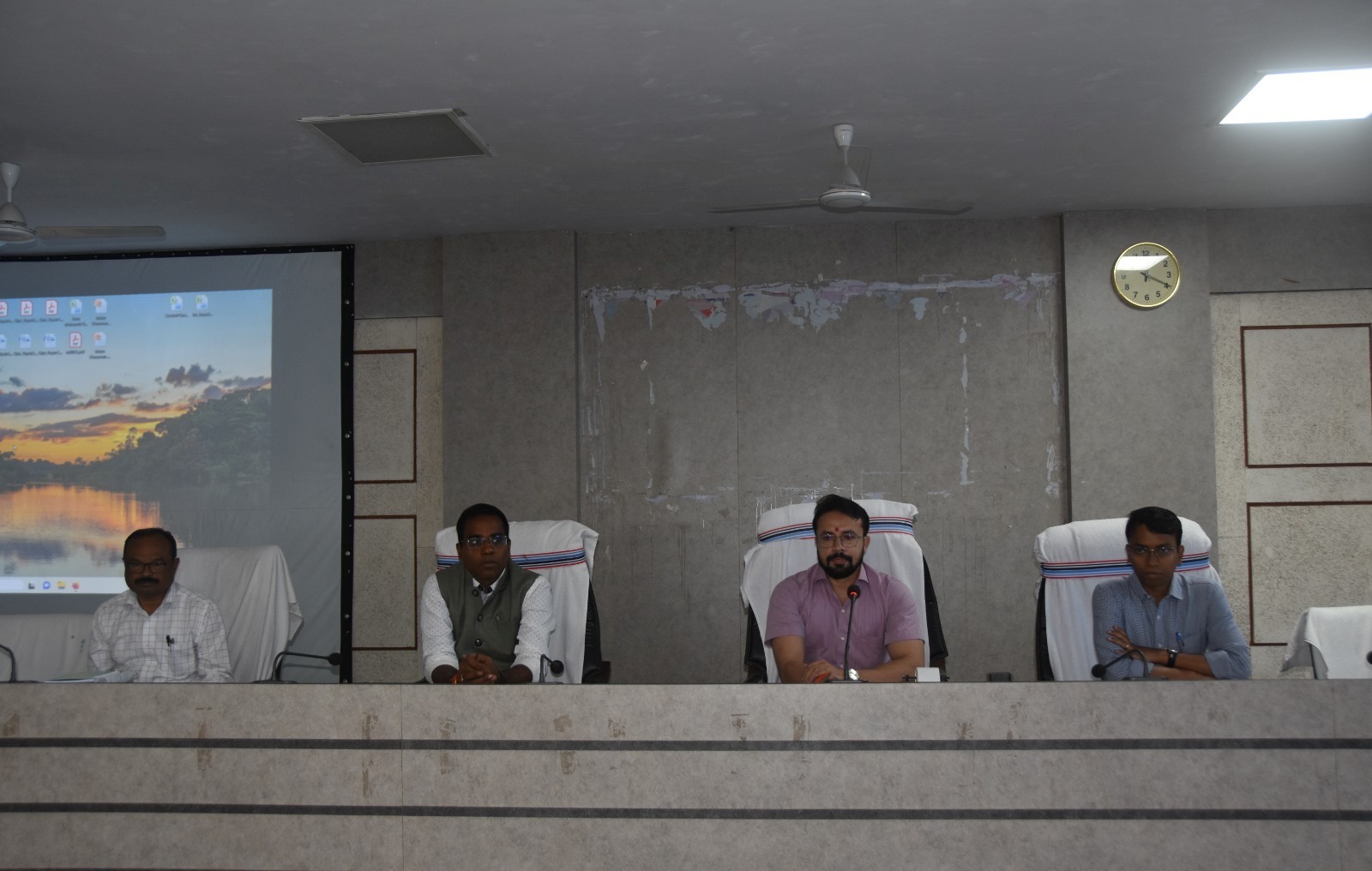 कलेक्टर ने दी राजनैतिक दलों के प्रतिनिधियों को मतगणना तैयारी की जानकारी कलेक्टर ने दी राजनैतिक दलों के प्रतिनिधियों को मतगणना तैयारी की जानकारी