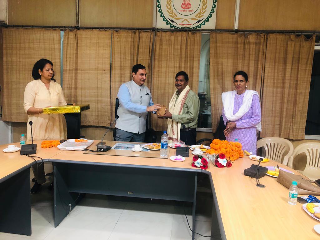 संतोष शर्मा को दी गई भावभीनी विदाई, कमिश्नर डाक्टर अलंग ने किया सम्मान संतोष शर्मा को दी गई भावभीनी विदाई, कमिश्नर डाक्टर अलंग ने किया सम्मान