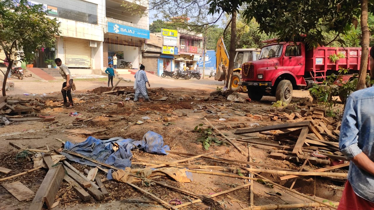 सड़क से अतिक्रमण हटे.... पार्किंग की मिली जगह सड़क से अतिक्रमण हटे.... पार्किंग की मिली जगह