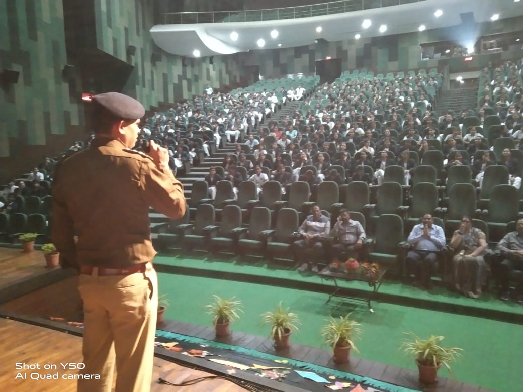 यातायात पुलिस ने ओ.पी. जिंदल स्कूल के बच्चों को दिया यातायात नियमों की जानकारी यातायात पुलिस ने ओ.पी. जिंदल स्कूल के बच्चों को दिया यातायात नियमों की जानकारी