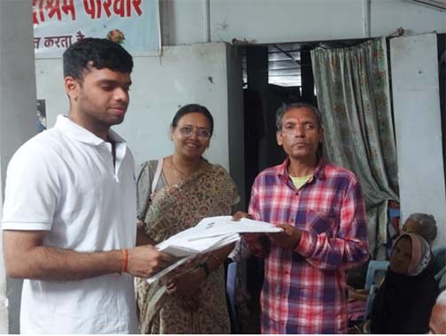 डॉ. विराट दुबे ने अपना जन्मदिन कुलदीप निगम वृद्धाश्रम में मनाया डॉ. विराट दुबे ने अपना जन्मदिन कुलदीप निगम वृद्धाश्रम में मनाया