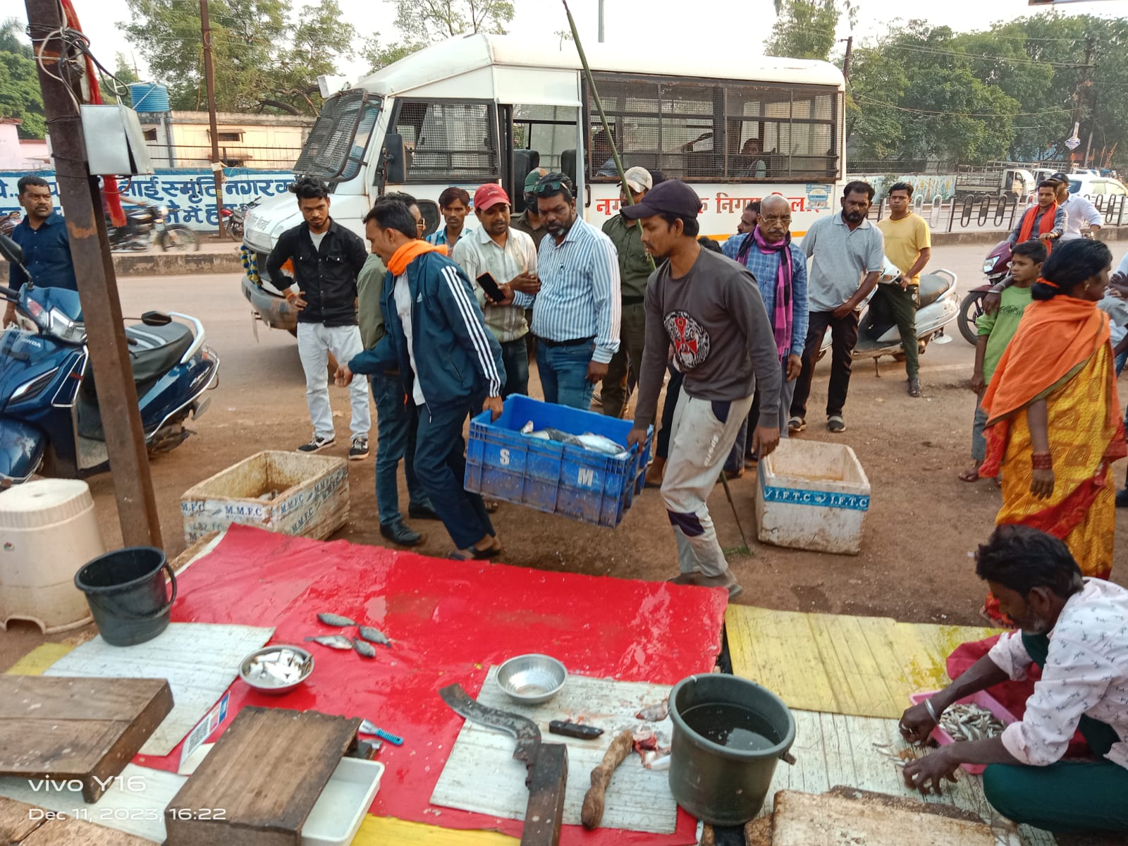 अवैध रूप से खुले मे चिकन मटन दुकान पर की गई कार्यवाही अवैध रूप से खुले मे चिकन मटन दुकान पर की गई कार्यवाही