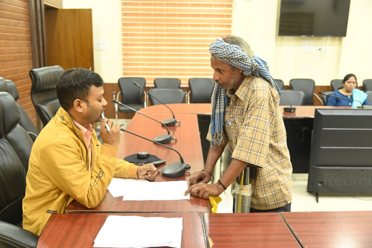 जनदर्शन में पहुंचे लोगों की समस्याएं सुनी और संबंधित विभागों को आवश्यक पहल करने को कहा जनदर्शन में पहुंचे लोगों की समस्याएं सुनी और संबंधित विभागों को आवश्यक पहल करने को कहा