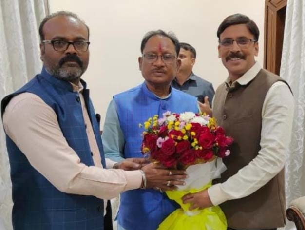 मुख्यमंत्री विष्णु देव साय से मिले शालेय शिक्षक संघ के प्रांताध्यक्ष वीरेंद्र दुबे, रखी अपनी मांगें मुख्यमंत्री विष्णु देव साय से मिले शालेय शिक्षक संघ के प्रांताध्यक्ष वीरेंद्र दुबे, रखी अपनी मांगें