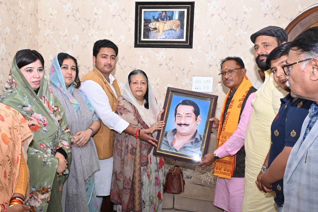 मुख्यमंत्री विष्णु देव साय ने माधवी देवी से आशीर्वाद ग्रहण किया मुख्यमंत्री विष्णु देव साय ने माधवी देवी से आशीर्वाद ग्रहण किया