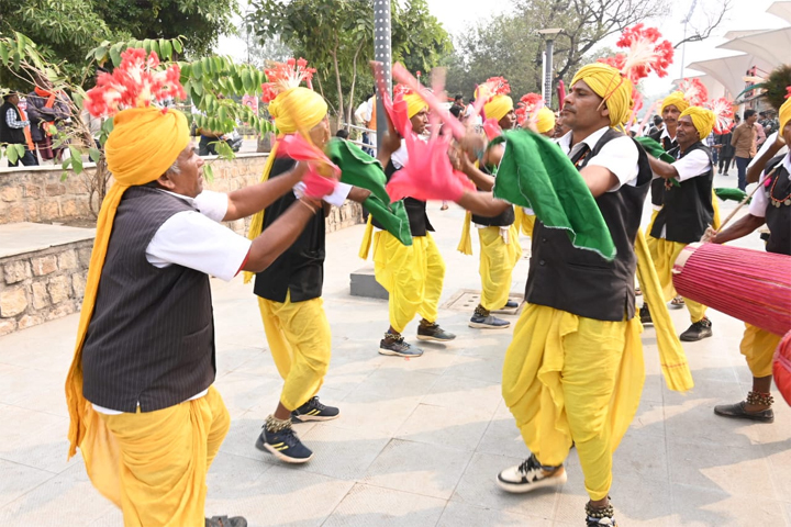 समारोह स्थल में लोक नर्तक दल द्वारा छत्तीसगढ़ के पारंपरिक नृत्य की प्रस्तुतियां समारोह स्थल में लोक नर्तक दल द्वारा छत्तीसगढ़ के पारंपरिक नृत्य की प्रस्तुतियां