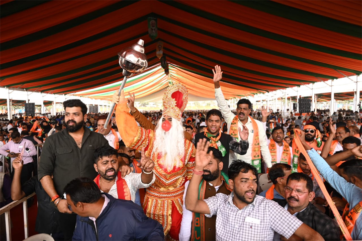 शपथ ग्रहण समारोह में हनुमान जी की वेशभूषा में उत्तम दीप बने आकर्षण के केंद्र शपथ ग्रहण समारोह में हनुमान जी की वेशभूषा में उत्तम दीप बने आकर्षण के केंद्र