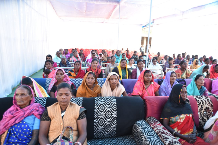 श्री विष्णु देव साय को मुख्यमंत्री के रूप में शपथ लेते हुए देखने उनके गाँव में उत्सुकता और उत्साह का माहौल श्री विष्णु देव साय को मुख्यमंत्री के रूप में शपथ लेते हुए देखने उनके गाँव में उत्सुकता और उत्साह का माहौल