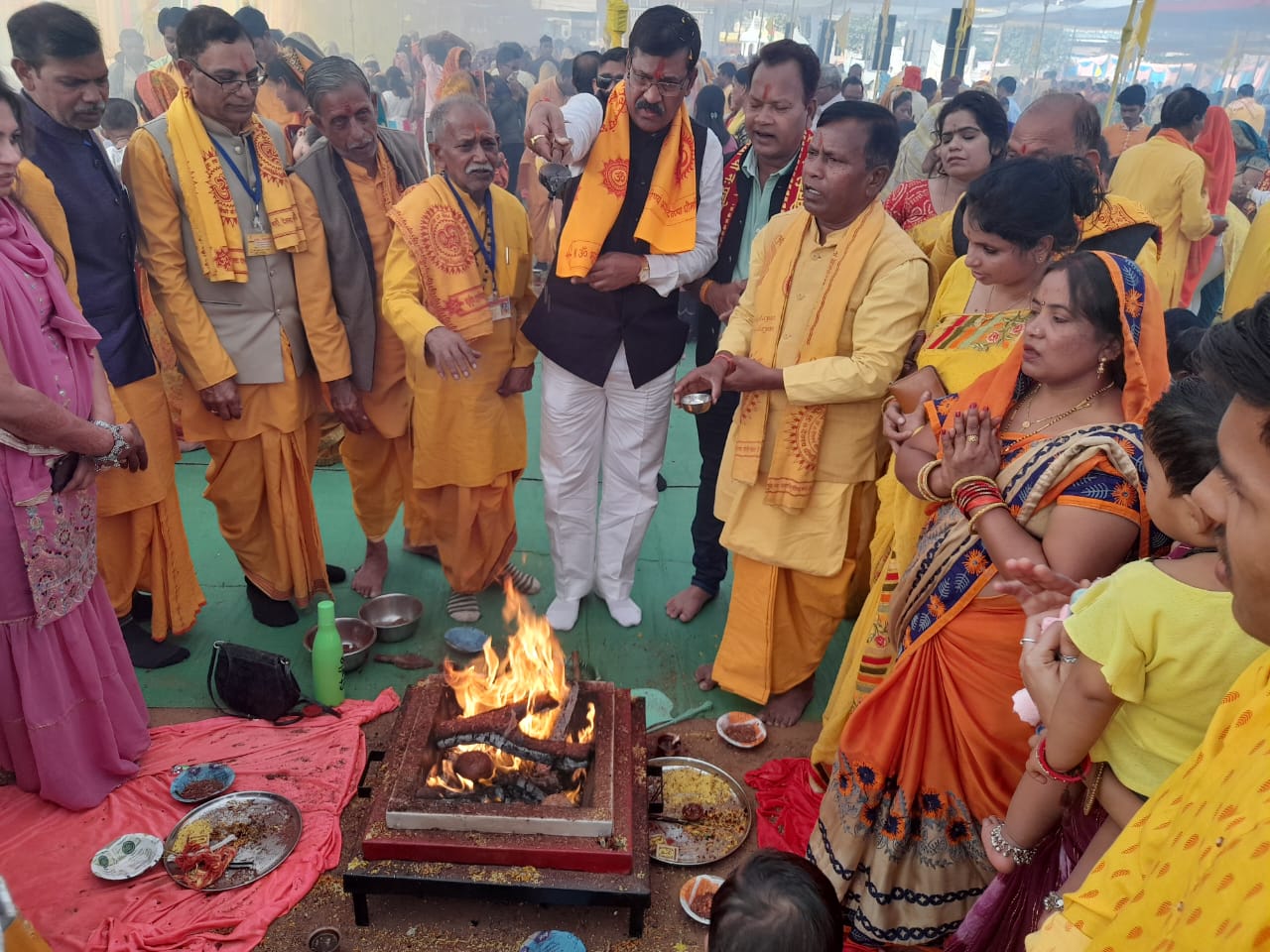 देव दक्षिणा में लिया बुराई छोड़ने का संकल्प: 51 कुण्डीय राष्ट्र जागरण गायत्री महायज्ञ की पूर्णाहुति देव दक्षिणा में लिया बुराई छोड़ने का संकल्प: 51 कुण्डीय राष्ट्र जागरण गायत्री महायज्ञ की पूर्णाहुति