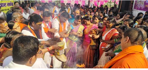 माताधाम मंदिर में गीता जयंती पर हुआ गीता महायज्ञ, दीं आहुतियां माताधाम मंदिर में गीता जयंती पर हुआ गीता महायज्ञ, दीं आहुतियां