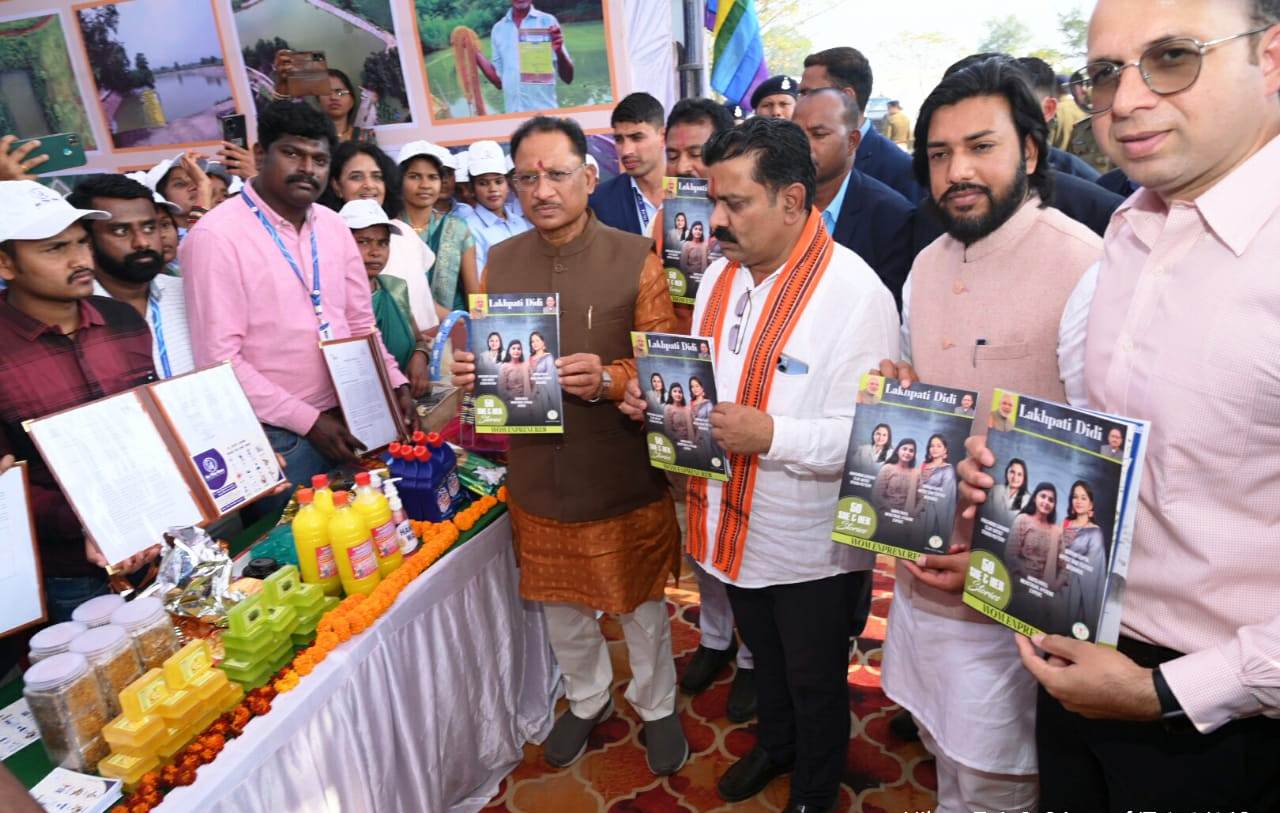 मुख्यमंत्री विष्णु देव साय ने विभिन्न विभागों के स्टॉल का किया अवलोकन मुख्यमंत्री विष्णु देव साय ने विभिन्न विभागों के स्टॉल का किया अवलोकन