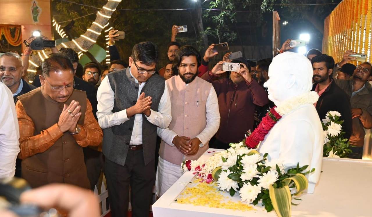 मुख्यमंत्री ने स्व. अटल बिहारी वाजपेयी की प्रतिमा पर पुष्प अर्पित किए मुख्यमंत्री ने स्व. अटल बिहारी वाजपेयी की प्रतिमा पर पुष्प अर्पित किए
