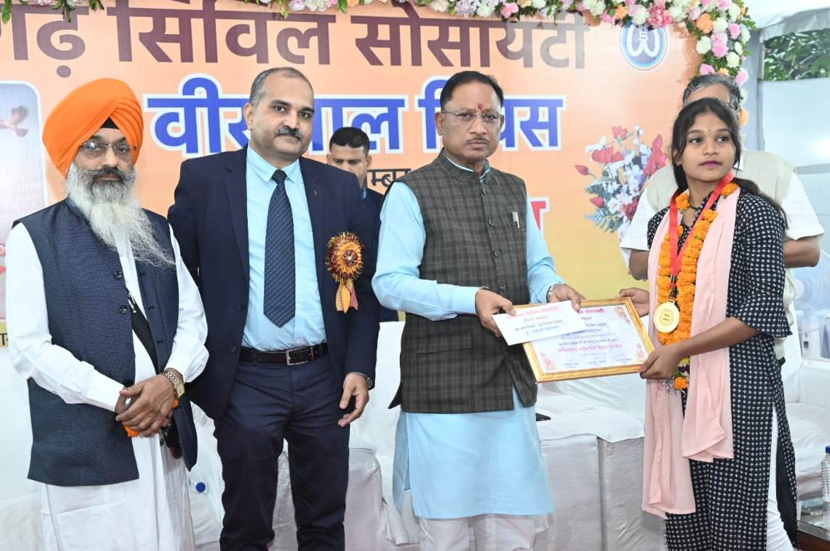 अपनी जान पर खेलकर दूसरों की जान बचाने वाले वीर बच्चों को मुख्यमंत्री ने किया सम्मानित अपनी जान पर खेलकर दूसरों की जान बचाने वाले वीर बच्चों को मुख्यमंत्री ने किया सम्मानित