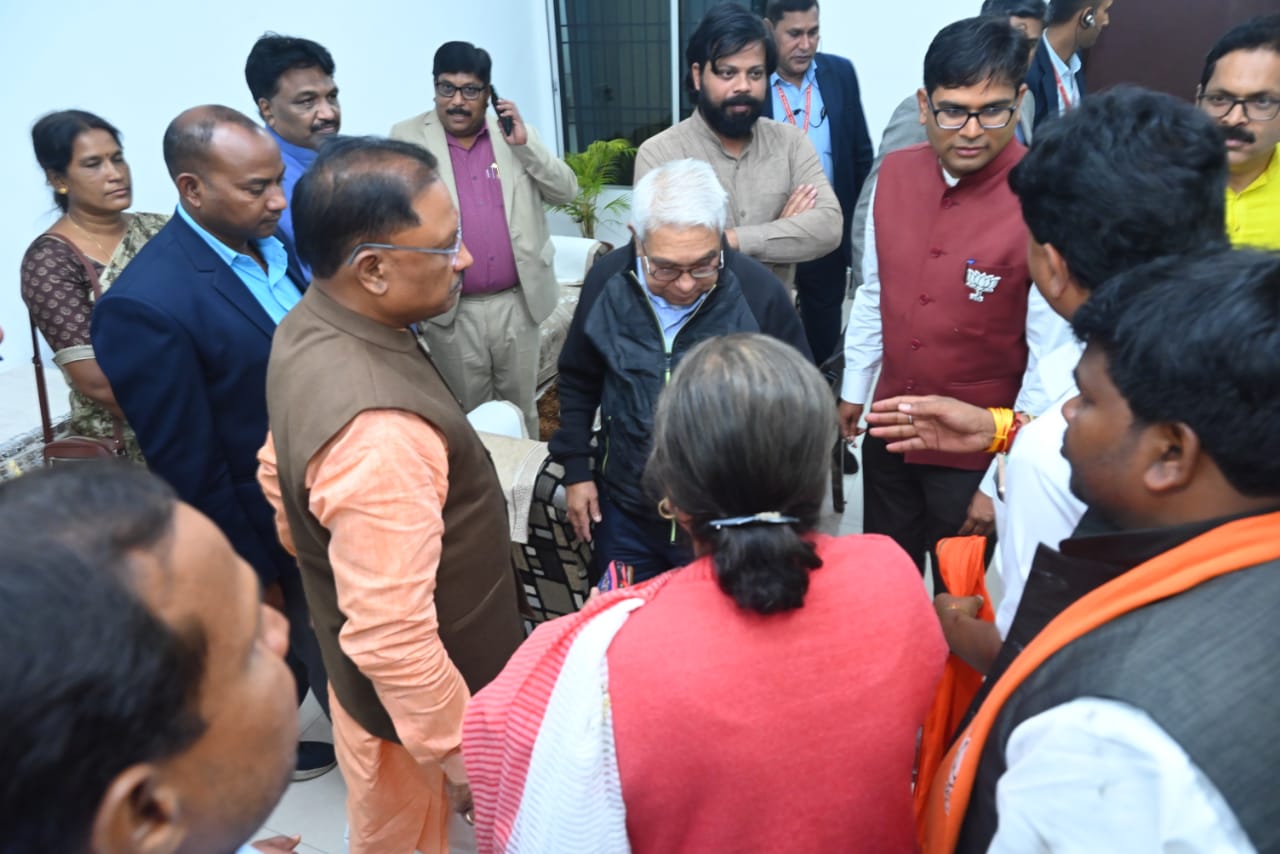 शहीद कर्नल विप्लव त्रिपाठी के परिजनों ने मुख्यमंत्री से शहीद के प्रतिमा अनावरण कार्यक्रम में आने का किया आग्रह शहीद कर्नल विप्लव त्रिपाठी के परिजनों ने मुख्यमंत्री से शहीद के प्रतिमा अनावरण कार्यक्रम में आने का किया आग्रह