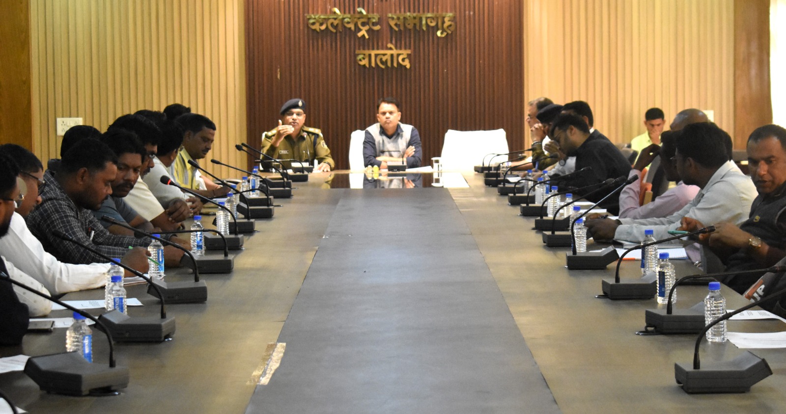 कलेक्टर एवं पुलिस अधीक्षक ने ली वाहन चालक संघ के पदाधिकारियों की बैठक कलेक्टर एवं पुलिस अधीक्षक ने ली वाहन चालक संघ के पदाधिकारियों की बैठक