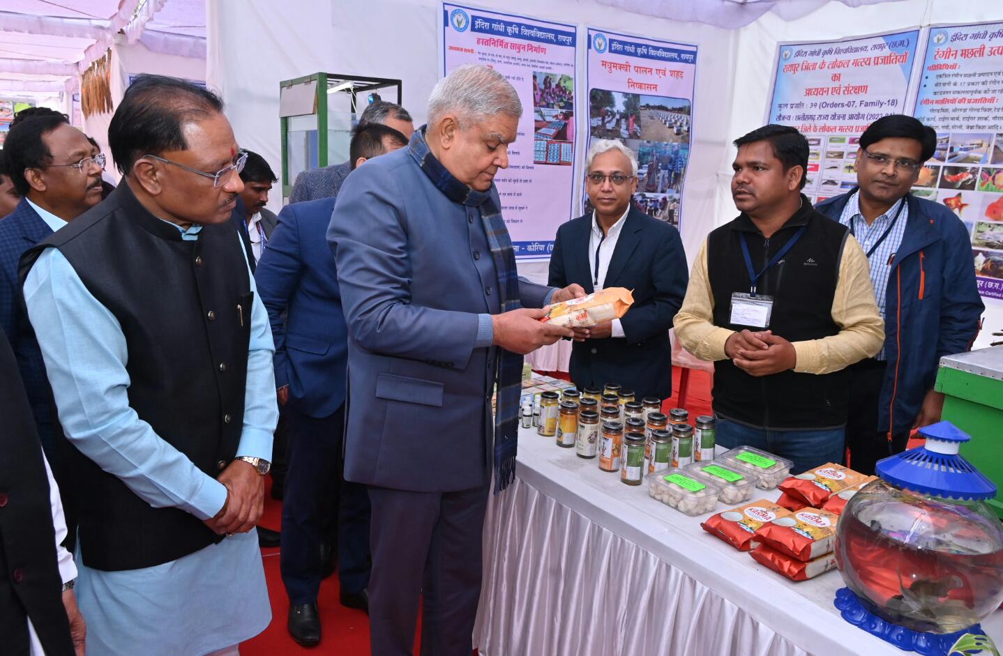 उप राष्ट्रपति ने इंदिरा गांधी कृषि विश्वविद्यालय परिसर में विकास प्रदर्शनी का किया अवलोकन उप राष्ट्रपति ने इंदिरा गांधी कृषि विश्वविद्यालय परिसर में विकास प्रदर्शनी का किया अवलोकन