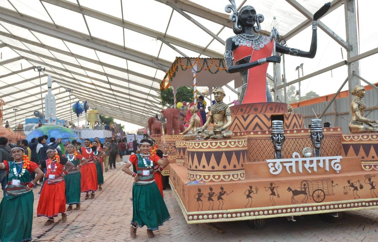 छत्तीसगढ़ की झांकी ने नेशनल-मीडिया का दिल जीता, तारीफें बटोरीं छत्तीसगढ़ की झांकी ने नेशनल-मीडिया का दिल जीता, तारीफें बटोरीं