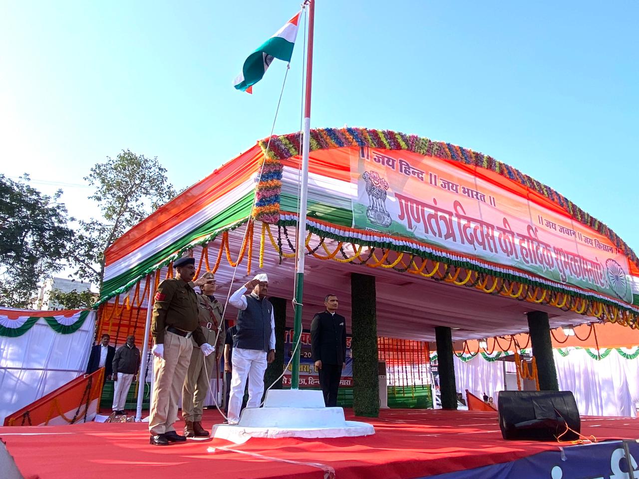 बेमेतरा में खाद्य मंत्री श्री बघेल किया ध्वजारोहण बेमेतरा में खाद्य मंत्री श्री बघेल किया ध्वजारोहण