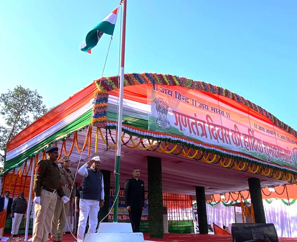 मंत्री श्री बघेल ने बेमेतरा में राष्ट्रीय ध्वज फहराया मंत्री श्री बघेल ने बेमेतरा में राष्ट्रीय ध्वज फहराया