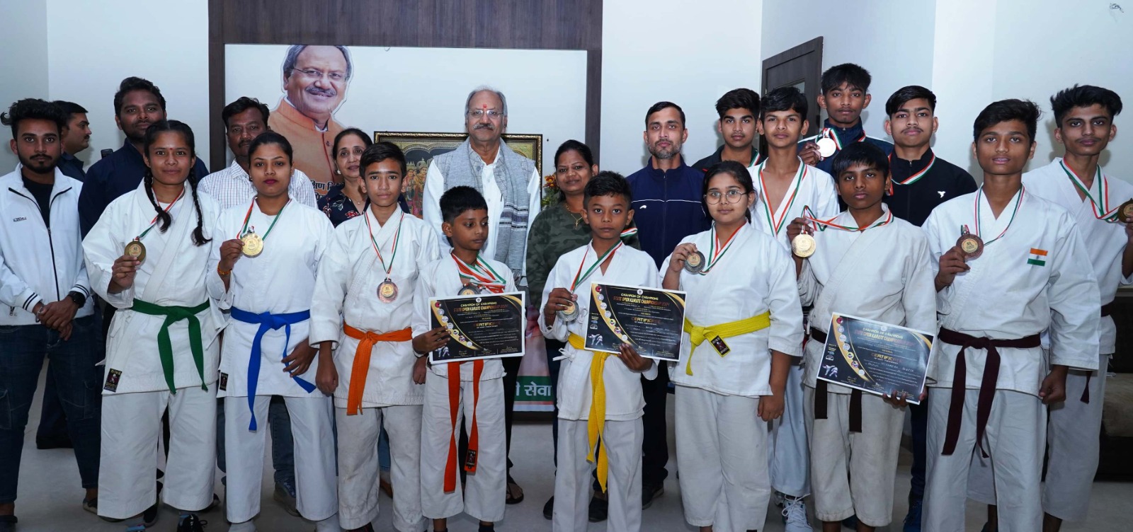 शिक्षा मंत्री बृजमोहन अग्रवाल से राज्य स्तरीय कराटे के विजेता खिलाड़ियों ने की मुलाकात शिक्षा मंत्री बृजमोहन अग्रवाल से राज्य स्तरीय कराटे के विजेता खिलाड़ियों ने की मुलाकात