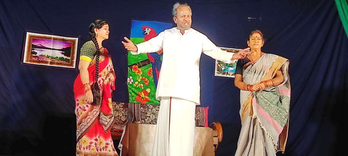 नाट्योत्सव के दूसरे दिन 'मलिसंध्या' और 'चौकीदार' का भावप्रवण मंचन नाट्योत्सव के दूसरे दिन 'मलिसंध्या' और 'चौकीदार' का भावप्रवण मंचन