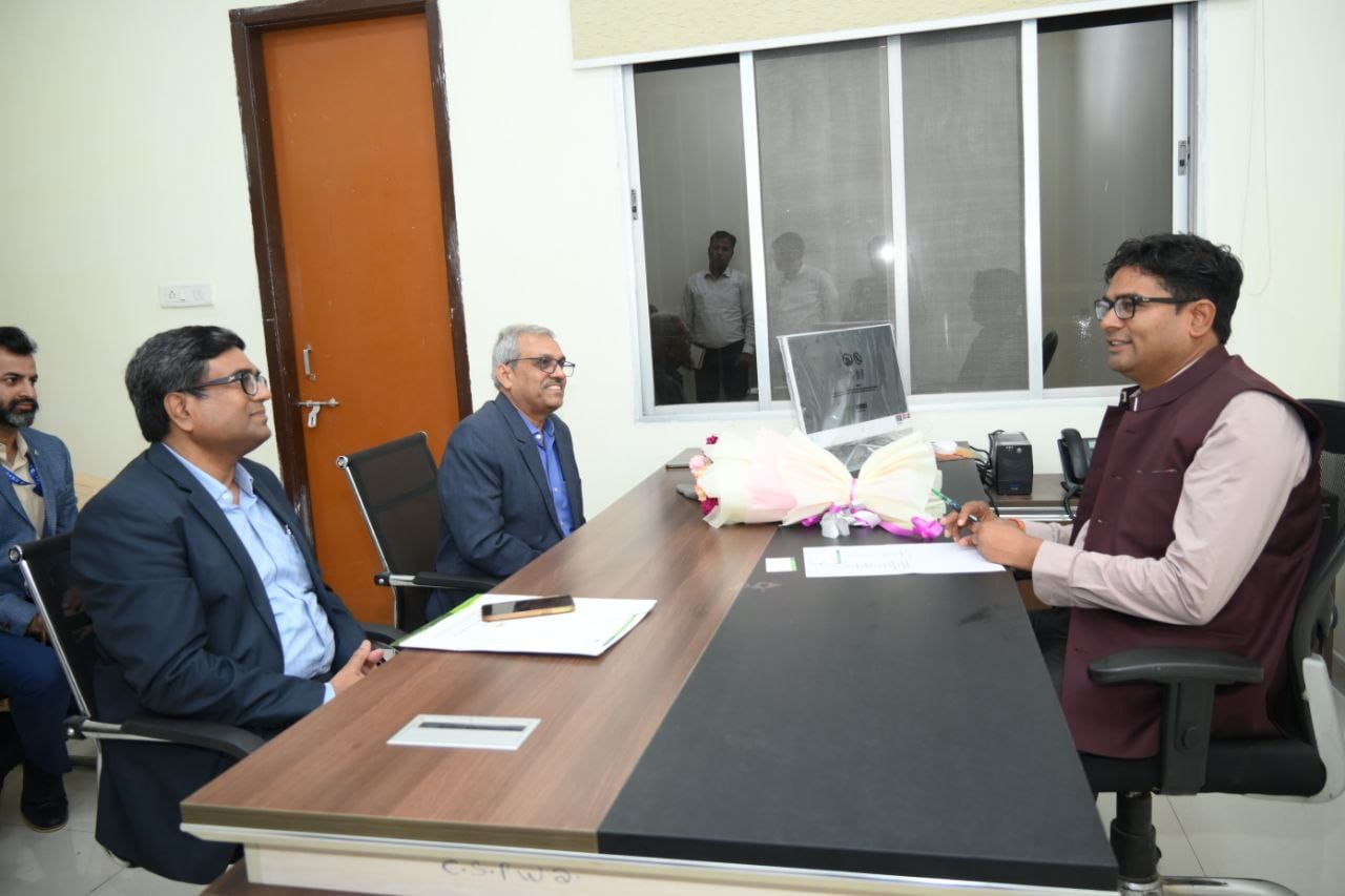 वित्त मंत्री ओपी चौधरी से नाबार्ड के मुख्य महाप्रबंधक ने की सौजन्य मुलाकात वित्त मंत्री ओपी चौधरी से नाबार्ड के मुख्य महाप्रबंधक ने की सौजन्य मुलाकात