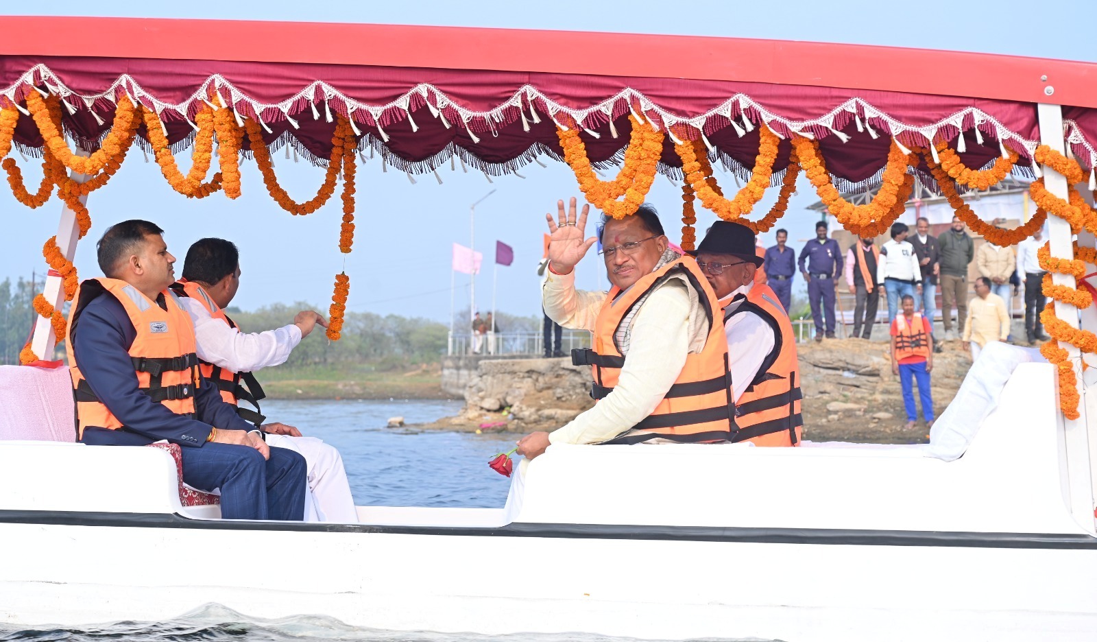 500 एकड़ क्षेत्र में फैला झुमका जलाशय बनेगा पर्यटन क्षेत्र, मुख्यमंत्री ने भी लिया बोटिंग का आनंद 500 एकड़ क्षेत्र में फैला झुमका जलाशय बनेगा पर्यटन क्षेत्र, मुख्यमंत्री ने भी लिया बोटिंग का आनंद