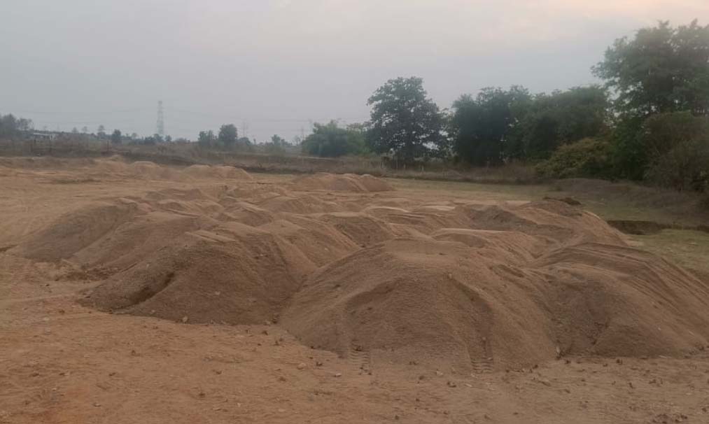 नियम-कायदों के उल्लंघन पर 4 खदान सील नियम-कायदों के उल्लंघन पर 4 खदान सील