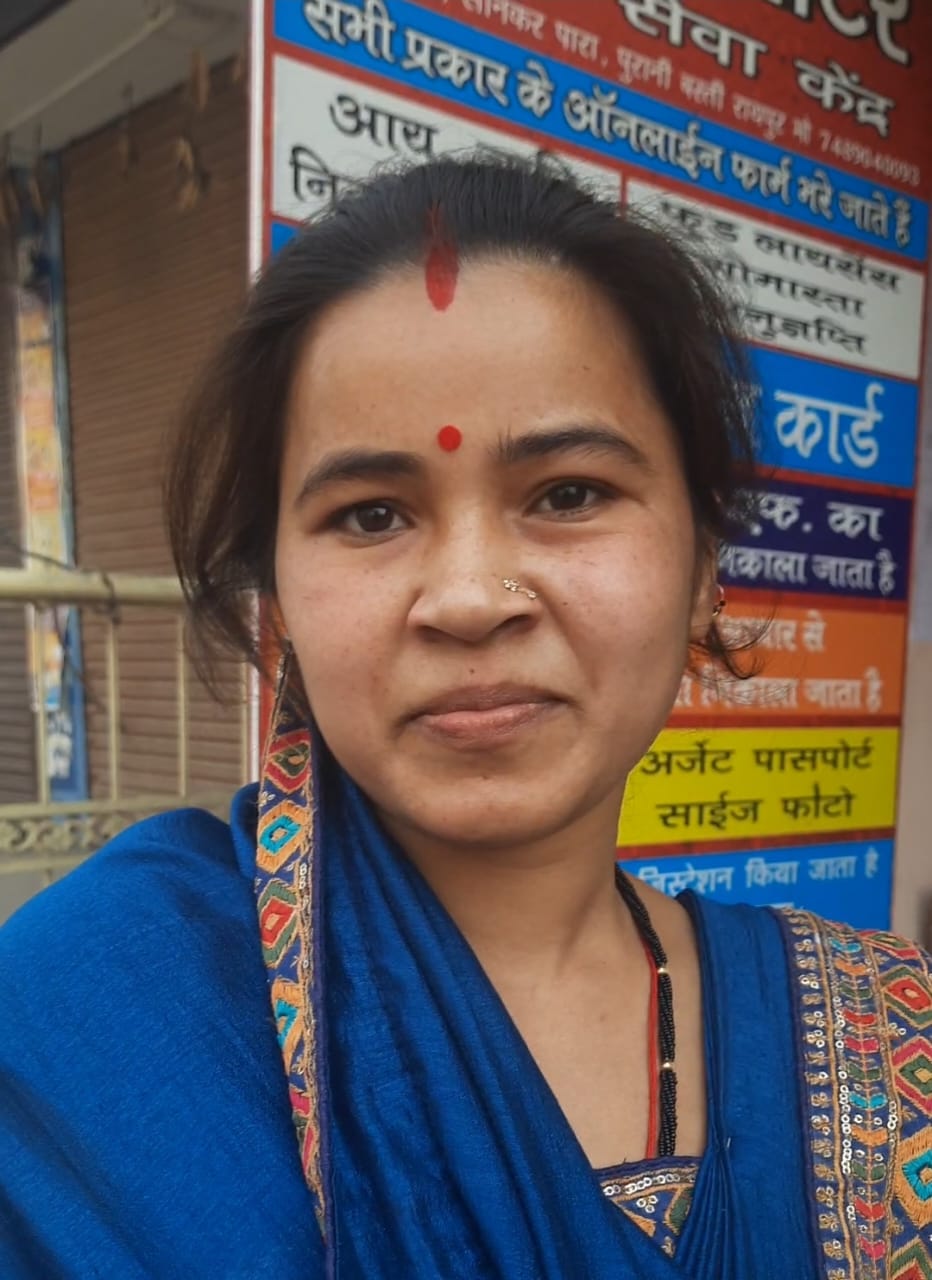 महतारी वंदन योजना का फ़ायदा लेने उमड़ी महिलाओं की भीड़ महतारी वंदन योजना का फ़ायदा लेने उमड़ी महिलाओं की भीड़