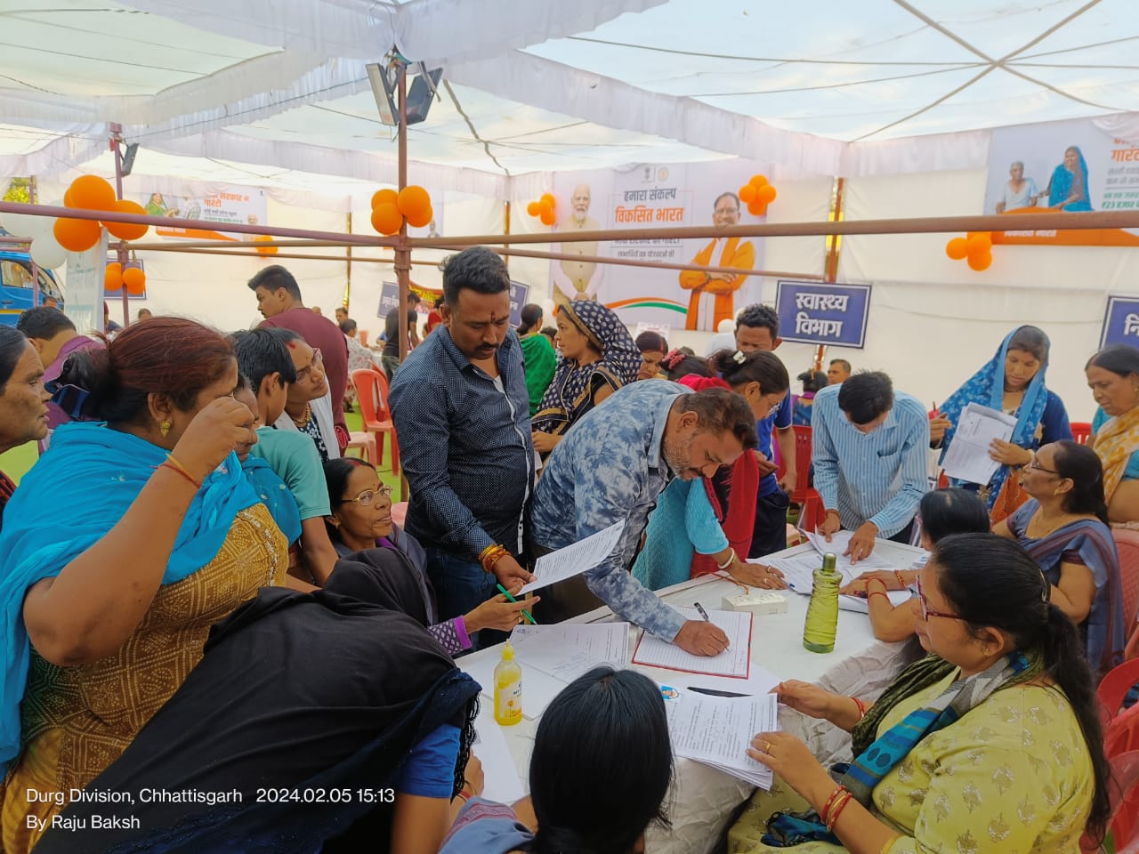 महतारी वंदन योजना के आवेदन के लिए उमड़ी भीड़, दिखा महिलाओं में उत्साह महतारी वंदन योजना के आवेदन के लिए उमड़ी भीड़, दिखा महिलाओं में उत्साह