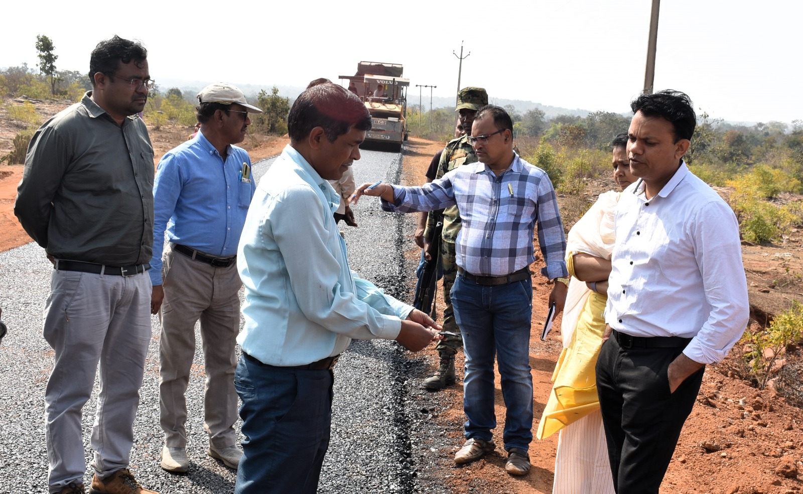 कलेक्टर ने किया मुख्य मार्ग गुरामी से कामता तक मुख्यमंत्री ग्रामीण सड़क योजना के नवीनीकरण कार्य का निरीक्षण कलेक्टर ने किया मुख्य मार्ग गुरामी से कामता तक मुख्यमंत्री ग्रामीण सड़क योजना के नवीनीकरण कार्य का निरीक्षण
