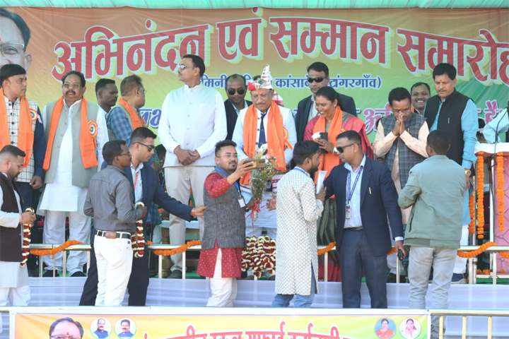 मुख्यमंत्री विष्णु देव साय जशपुर के टांगरगांव में आयोजित अंशकालीन सफाई कर्मचारी कल्याण संघ अभिनंदन सम्मान समारोह में शामिल होने पहुंचे मुख्यमंत्री विष्णु देव साय जशपुर के टांगरगांव में आयोजित अंशकालीन सफाई कर्मचारी कल्याण संघ अभिनंदन सम्मान समारोह में शामिल होने पहुंचे