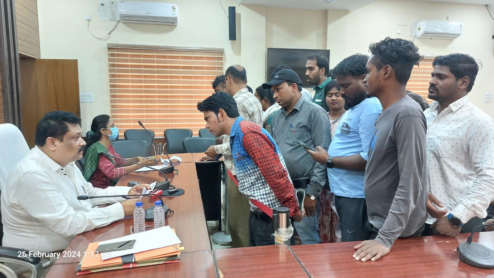 अवैध प्लाटिंग के कारण किसान मजबूर हो रहें हैं अपनी खेती भूमि को बेचने, जनदर्शन में पहुंचा आवेदन अवैध प्लाटिंग के कारण किसान मजबूर हो रहें हैं अपनी खेती भूमि को बेचने, जनदर्शन में पहुंचा आवेदन