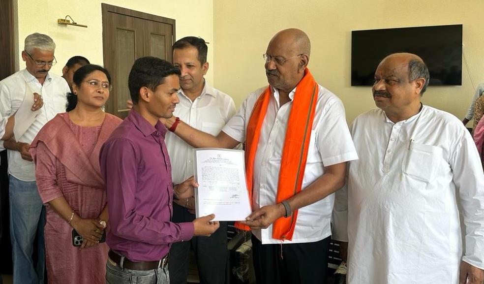 शिक्षा मंत्री बृजमोहन अग्रवाल ने नए व्याख्याताओं को नियुक्ति पत्र सौंपे शिक्षा मंत्री बृजमोहन अग्रवाल ने नए व्याख्याताओं को नियुक्ति पत्र सौंपे