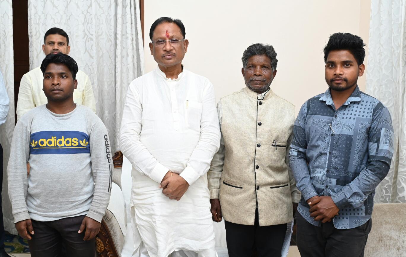 जाने का किराया रखे हो ?- मुख्यमंत्री ने पहुना पहुंचे कोरवा आदिवासियों से बड़ी आत्मीयता से पूछा, फिर अपनी जेब से निकाल कर दिया यात्रा खर्च जाने का किराया रखे हो ?- मुख्यमंत्री ने पहुना पहुंचे कोरवा आदिवासियों से बड़ी आत्मीयता से पूछा, फिर अपनी जेब से निकाल कर दिया यात्रा खर्च