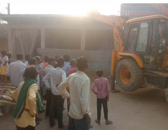 ग्रामीणों को चुनौती देते हुए किये गये अवैध कब्जों को अंतत: पंचायत ने ढहाया ग्रामीणों को चुनौती देते हुए किये गये अवैध कब्जों को अंतत: पंचायत ने ढहाया