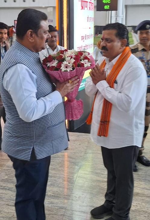 केंद्रीय राज्यमंत्री कपिल मोरेश्वर पाटिल का उपमुख्यमंत्री ने एयरपोर्ट पर किया आत्मीय स्वागत केंद्रीय राज्यमंत्री कपिल मोरेश्वर पाटिल का उपमुख्यमंत्री ने एयरपोर्ट पर किया आत्मीय स्वागत