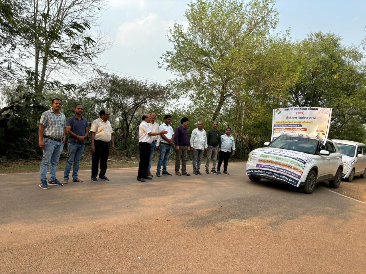 कार रैली के द्वारा मतदान करने किया जागरूक कार रैली के द्वारा मतदान करने किया जागरूक