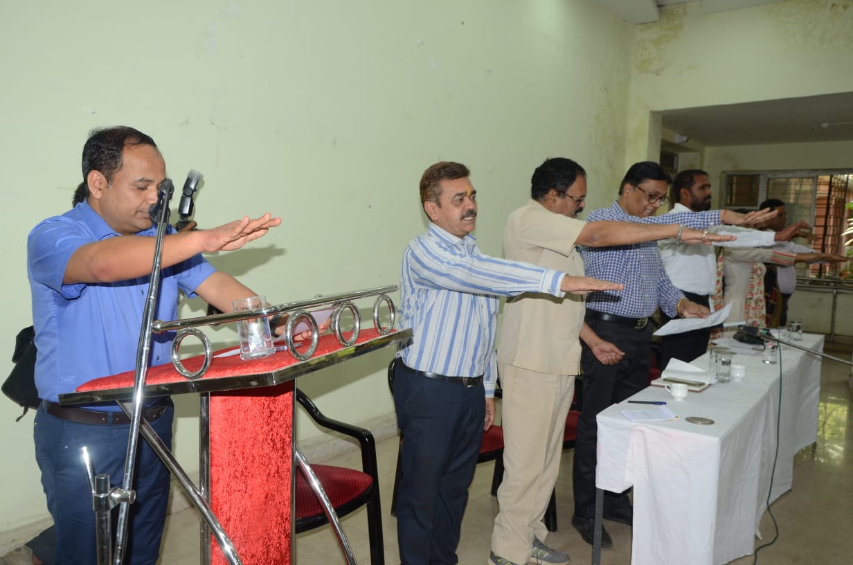 कलेक्टर डाॅ. गौरव सिंह ने संकुल समन्वयकों को दिलाई मतदाता जागरूकता की शपथ कलेक्टर डाॅ. गौरव सिंह ने संकुल समन्वयकों को दिलाई मतदाता जागरूकता की शपथ
