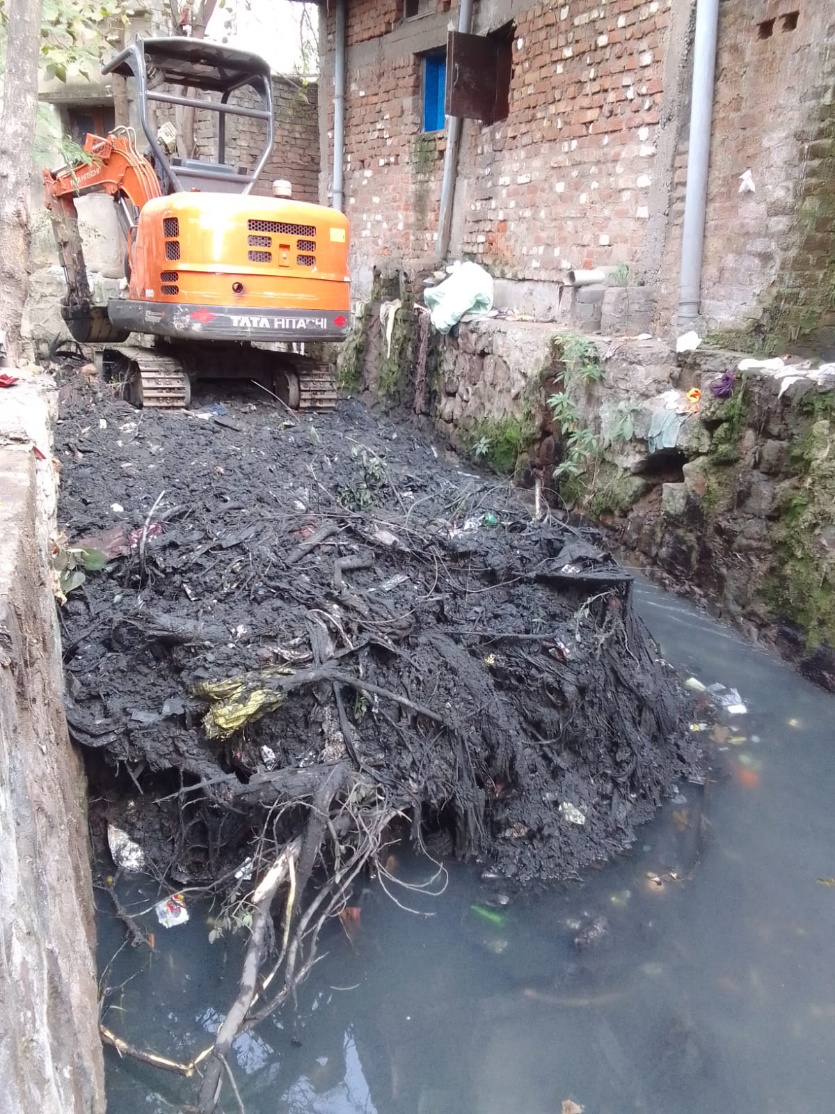 शक्ति नगर नाले से ही लगभग 10 डम्पर कचरा बाहर निकाला गया शक्ति नगर नाले से ही लगभग 10 डम्पर कचरा बाहर निकाला गया