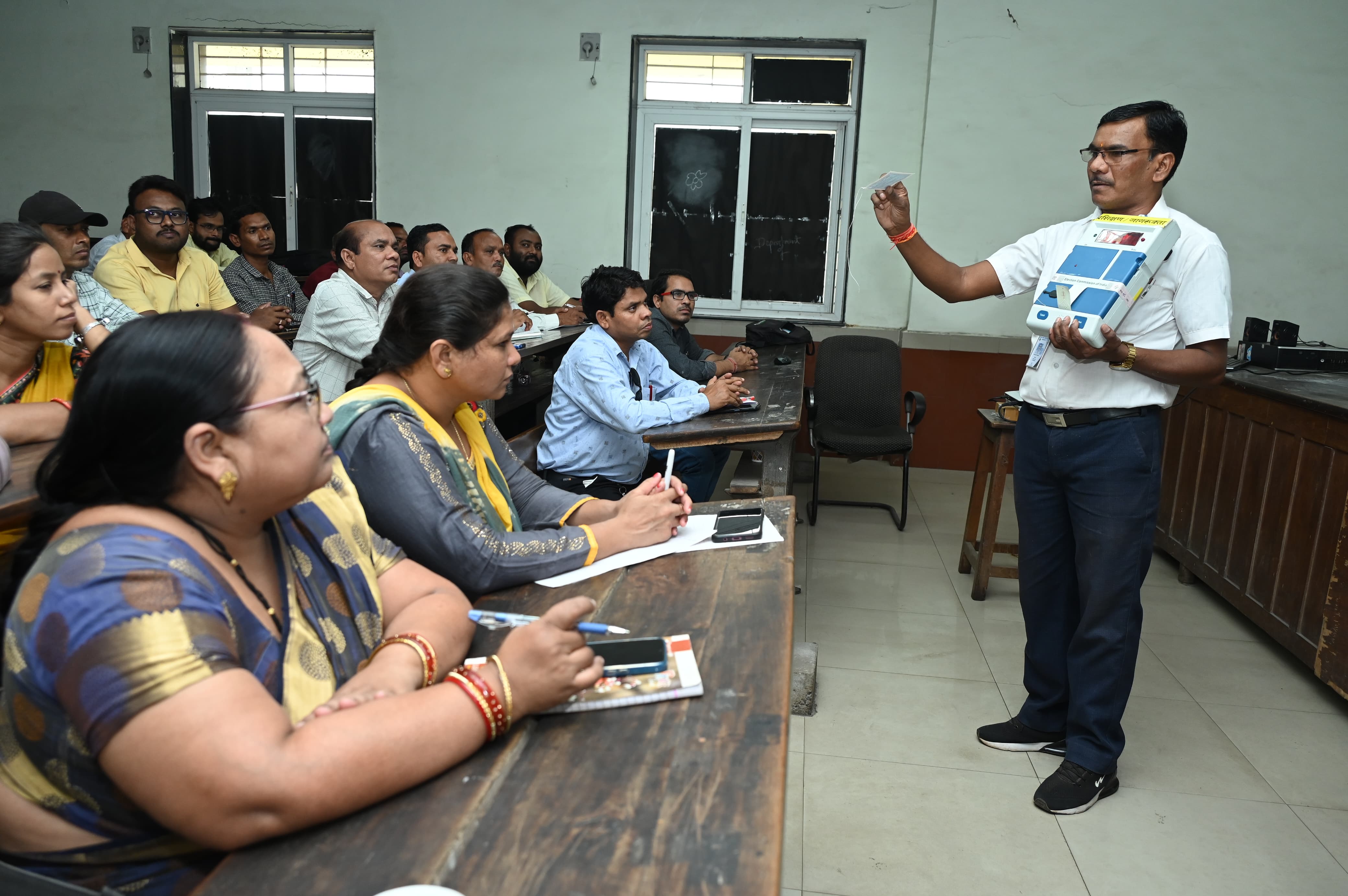 मतदान दलों को मिल रही हाईटेक ट्रेनिंग, क्यू आर कोड जनरेट कर ले रहे ऑनलाइन टेस्ट मतदान दलों को मिल रही हाईटेक ट्रेनिंग, क्यू आर कोड जनरेट कर ले रहे ऑनलाइन टेस्ट