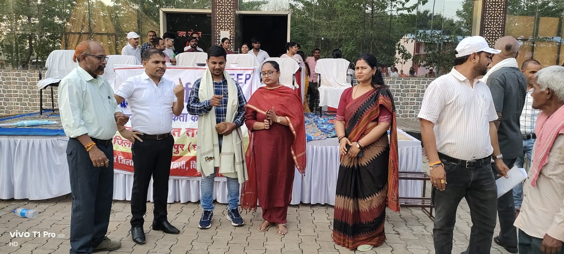 नव मतदाताओं और वृद्ध मतदाताओं का किया गया सम्मान नव मतदाताओं और वृद्ध मतदाताओं का किया गया सम्मान