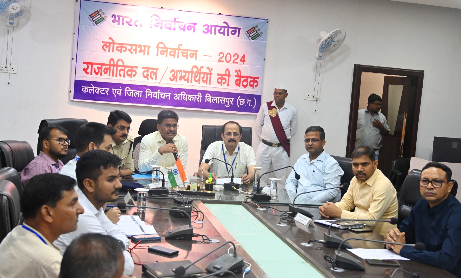 कलेक्टर ने ली प्रत्याशियों एवं राजनीतिक दलों की पहली बैठक कलेक्टर ने ली प्रत्याशियों एवं राजनीतिक दलों की पहली बैठक