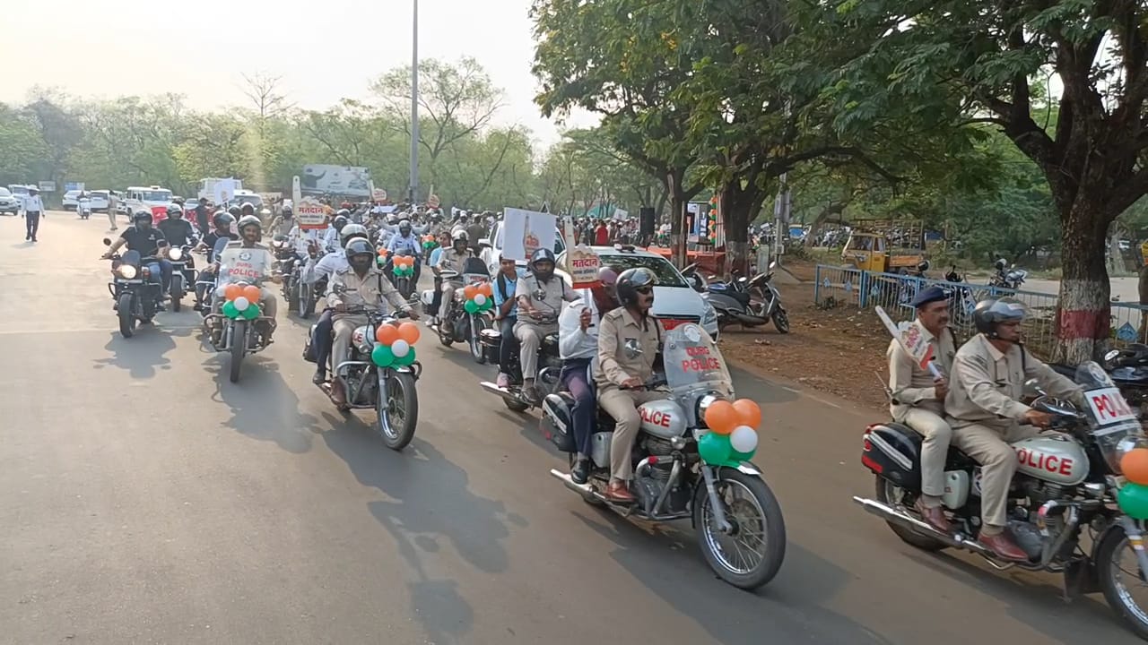 बुलेट चलाकर दुर्ग पुलिस अधीक्षक ने दिया स्वस्थ मतदान का संदेश बुलेट चलाकर दुर्ग पुलिस अधीक्षक ने दिया स्वस्थ मतदान का संदेश