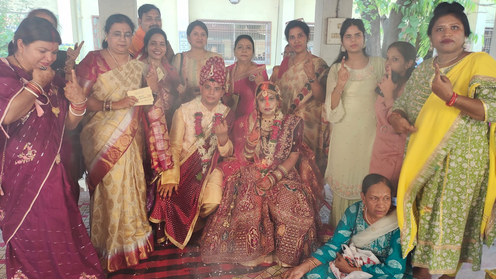 मूक बधिर नव दंपत्ति ने शत-प्रतिशत मतदान का दिया संदेश मूक बधिर नव दंपत्ति ने शत-प्रतिशत मतदान का दिया संदेश