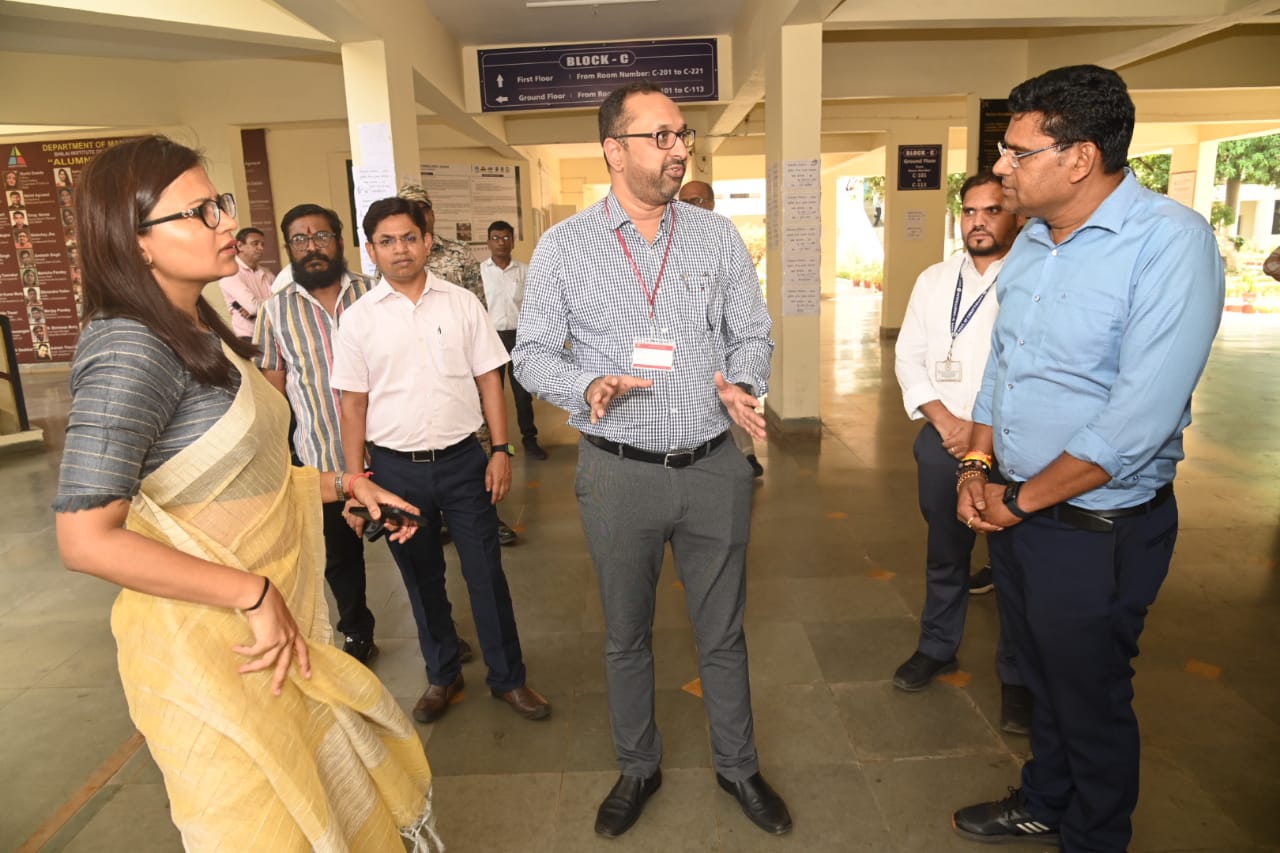 दुर्ग में ई.व्ही.एम. कमिश्निंग प्रारंभ हुई दुर्ग में ई.व्ही.एम. कमिश्निंग प्रारंभ हुई