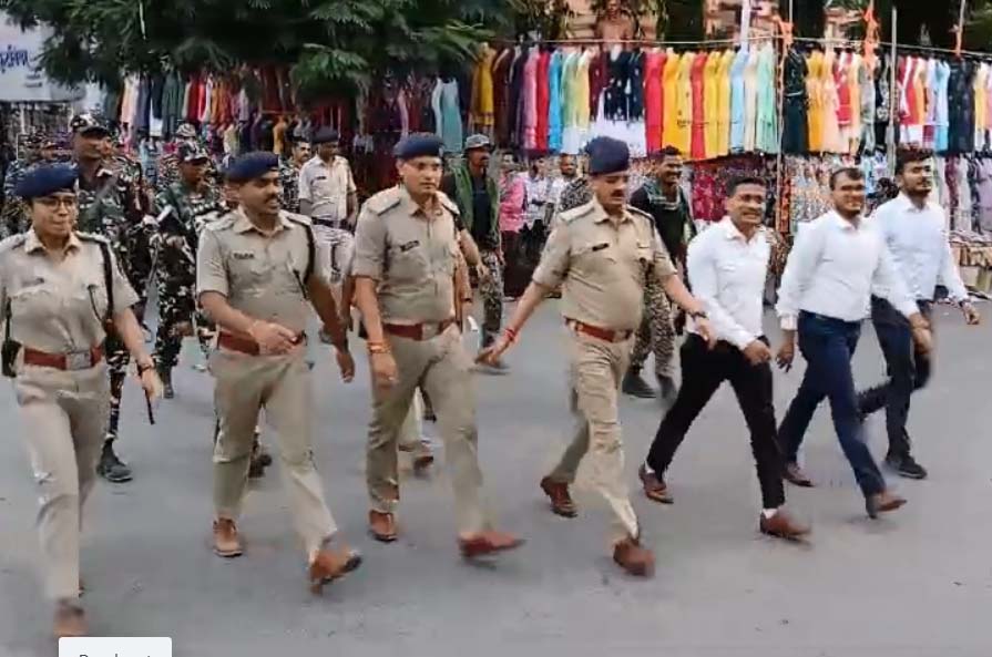 शांतिपूर्ण निर्वाचन सम्पन्न कराने शहर में सुरक्षाबलों ने किया फ्लैग मार्च शांतिपूर्ण निर्वाचन सम्पन्न कराने शहर में सुरक्षाबलों ने किया फ्लैग मार्च