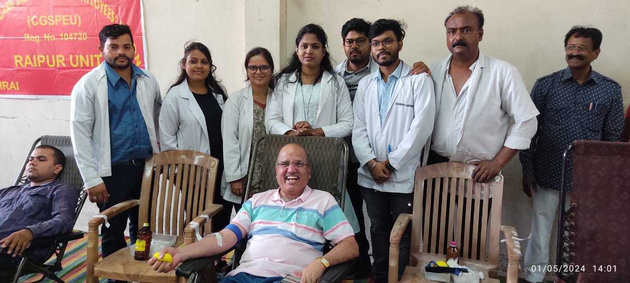 मजदूर दिवस पर रायपुर में आयोजित हुआ विशाल रक्तदान शिविर मजदूर दिवस पर रायपुर में आयोजित हुआ विशाल रक्तदान शिविर